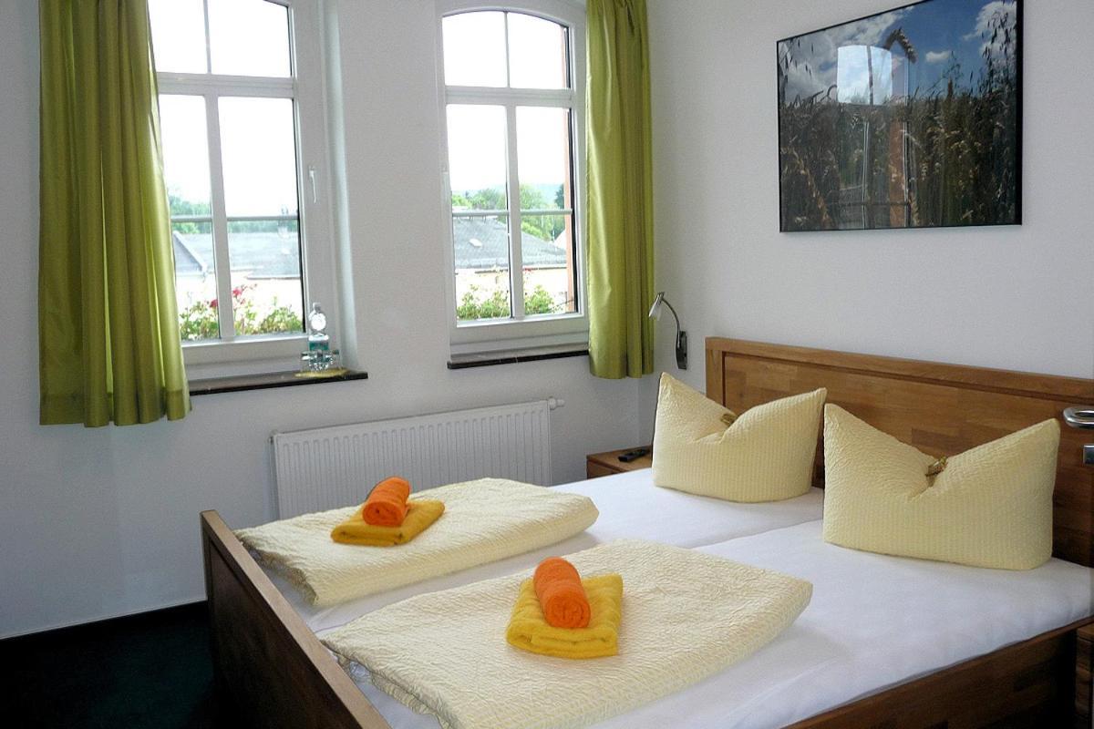 Pension Und Ferienwohnung Am Teich Schleiz Exteriör bild